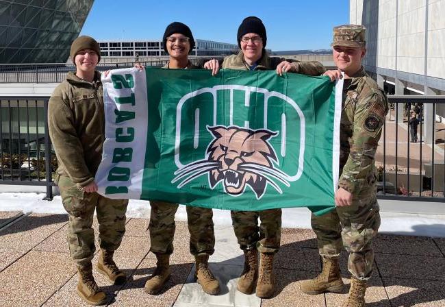 Air Force ROTC Ohio University students hold an 俄亥俄州 flag in uni为m